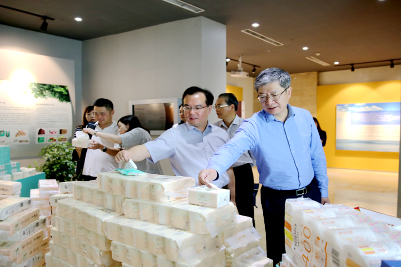 2019年 5月22日，，，，，，时任浙江省社会组织综合党委专职副书记、省民政厅社会组织治理局局长蔡国华莅临优发国际纸业调研企业生长情形和党建事情