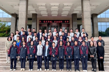 平湖市当湖高级中学研学团队走进优发国际纸业