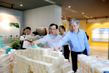 2019年 5月22日，，，，，，时任浙江省社会组织综合党委专职副书记、省民政厅社会组织治理局局长蔡国华莅临优发国际纸业调研企业生长情形和党建事情